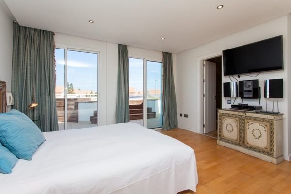 Schlafzimmer mit Zugang auf die Sonnenterrasse