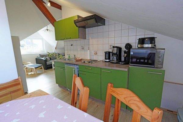 FeWo Küche mit Blick in den Wohnbereich