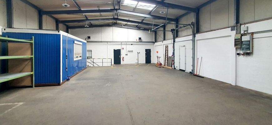 10 wdi Hallenansicht, am Ende Tür in die Büros.