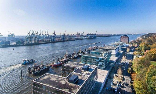 Blick auf die Elbe und die Straße Neumühlen