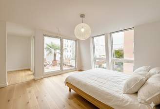 Schlafzimmer und Terrasse, Parkett und Möblierung 