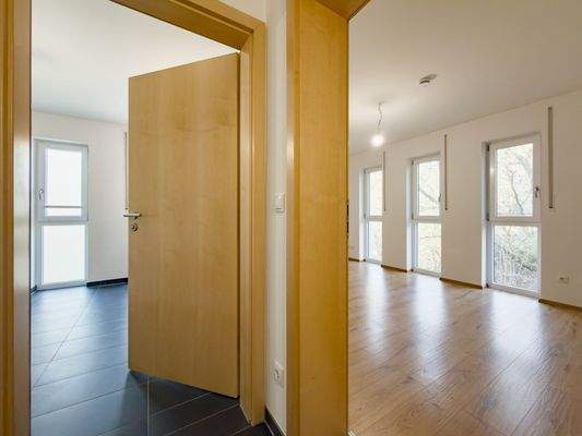 Blick in das Bad und das Schlafzimmer