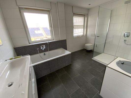 neues Badezimmer mit Wanne, Dusche und Wäscheschacht