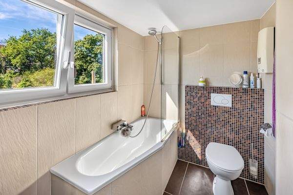 Modernes Tagesichtbadezimmer