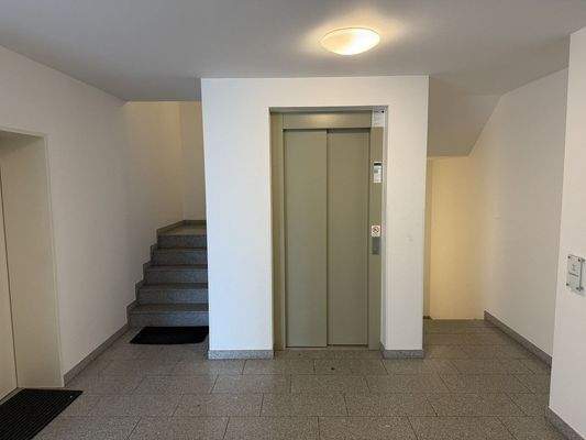 EG Flur mit Aufzug
