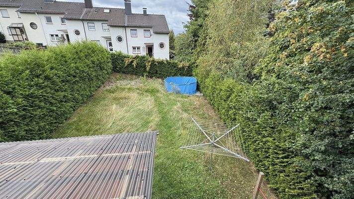 Blick vom Balkon in den Garten
