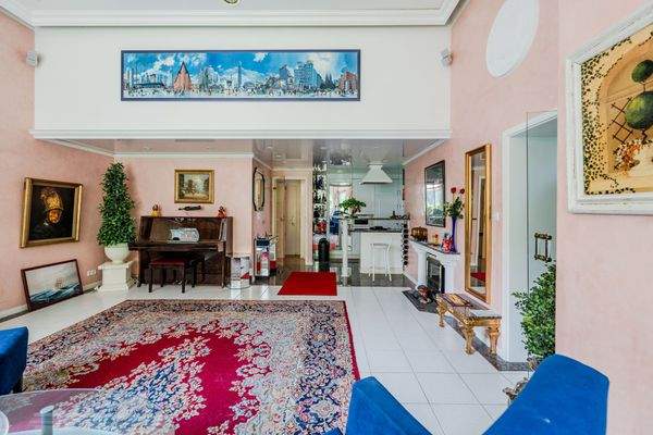 Einzigartiges Raumgefühl mit offener Wohnküche