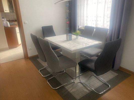 Essplatz mit Blick in die Küche