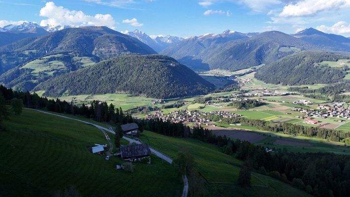 Agstner-Hof-Oberparzenberg-Luxus-Immobilie-Chalet-Olang-Bauernhof-Sanierungsbedürftig-Bauernhaus-Kronplatz-Skigebiet-südtirol-urlaub-Aussicht-Alleine-mitten in der Natur-Autonom-Quelle