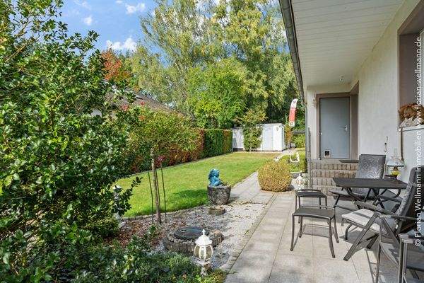 Westterrasse direkt im Eingangsbereich.
