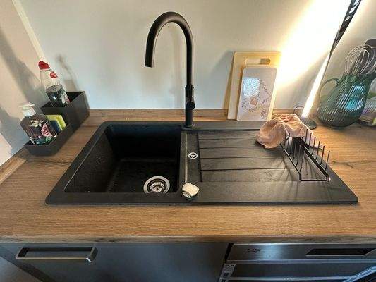 Der Vormieter möchte bei Interesse seine Küche inkl. Geräte (ohne Geschirrspüler) für 1.400 € verkaufen