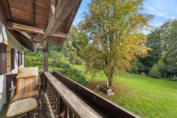 Balkon mit Blick auf Garten, Brunen & Wald