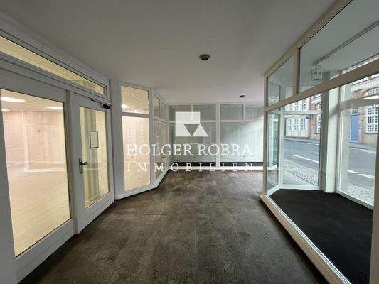 Ladenfläche mit Schaufenstern