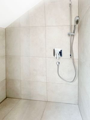 Badezimmer_1_Dusche.jpg