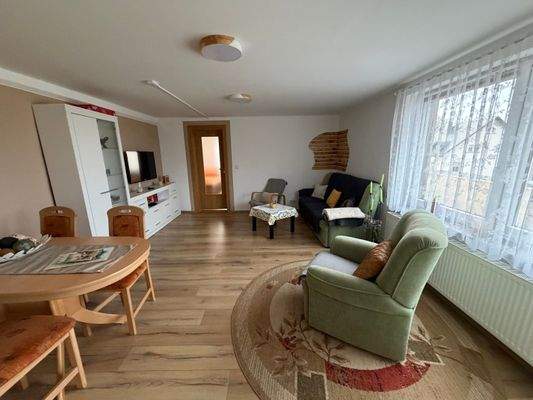 geräumiges, helles Wohnzimmer