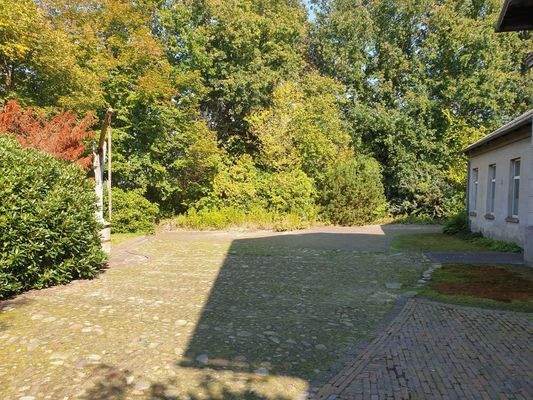 Parkfläche vorm Haus