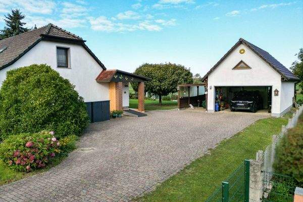 Außenansicht + Garage