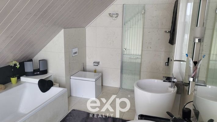 Badezimmer 1 im Obergeschoss
