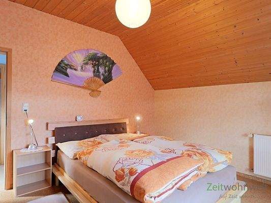 Doppelbett im großen Schlafzimmer