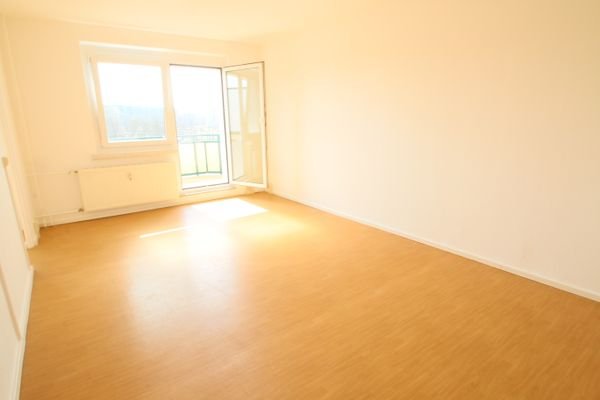 Wohnzimmer mit Blick zum Balkon