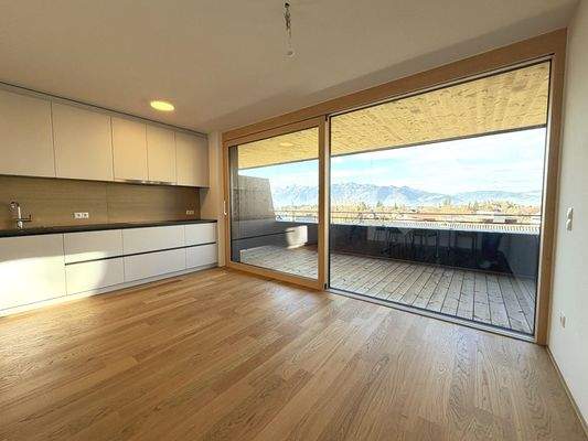 Essbereich mit Bergpanorama