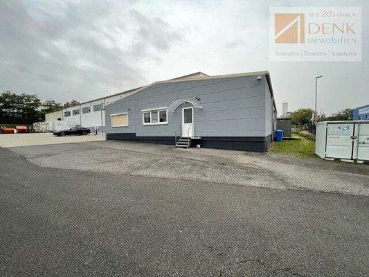 Außenansicht Hinten mit PKW-Stellplätzen