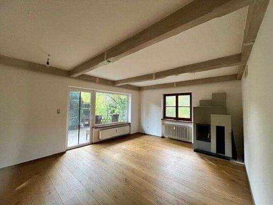 Wohnzimmer mit Kaminofen und Terrassenzugang