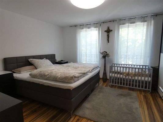 geräumiges Schlafzimmer