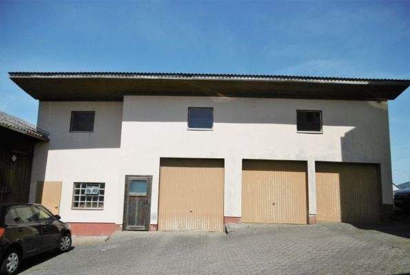 Nebengebäude mit 3 Garagen und Lager 