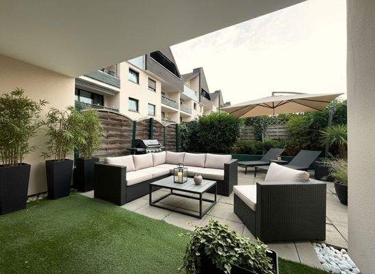 Terrasse (KI möbliert)