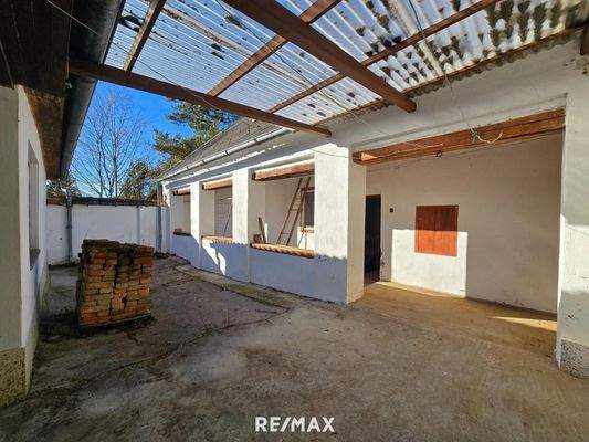 zu den Nebengebäuden