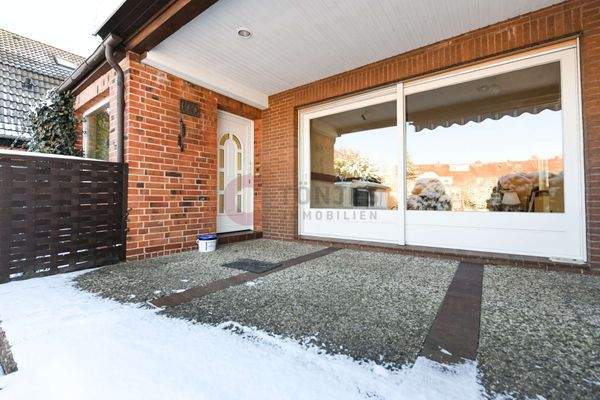 Hauseingang und überdachte Terrasse