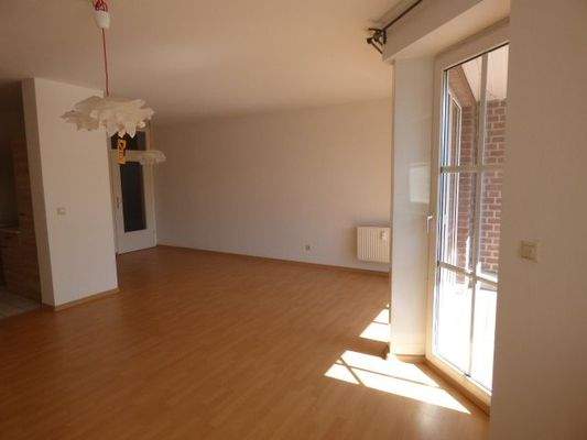 Wohnzimmer mit off. Küche 