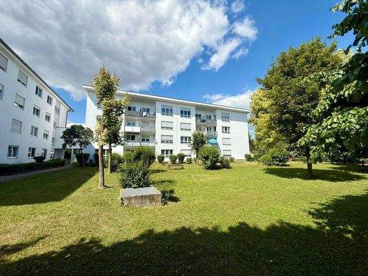 Hausansicht mit Garten