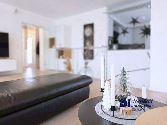 Wohnzimmer mit offener Küche