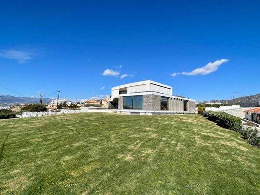 Einzigartige Villa am Meer mit Innenpool, Gärten und Gästehaus