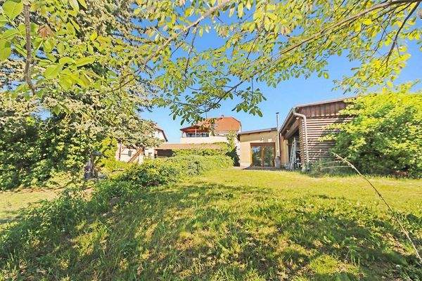 Blick auf Haus und Grundstück