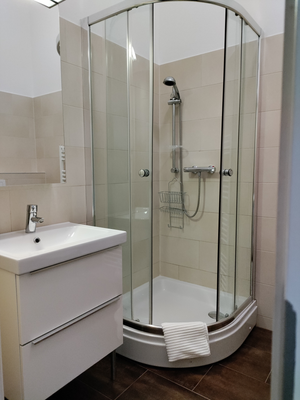 Badezimmer mit Dusche