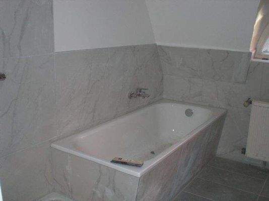 Neues Bad mit Wanne und Dusche 