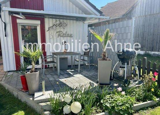 Kleine Terrasse an Nebengebäude