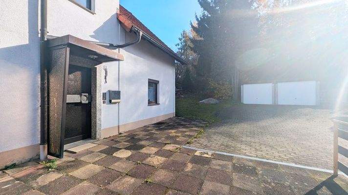 Haustür und Blick auf die Garagen