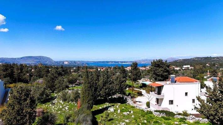 Villa mit Panoramablick auf Meer und weiße Berge auf einem 5.159 m² großen Privatgrundstück