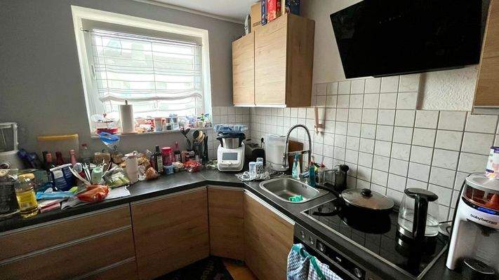 Moderne Küche mit Geräten