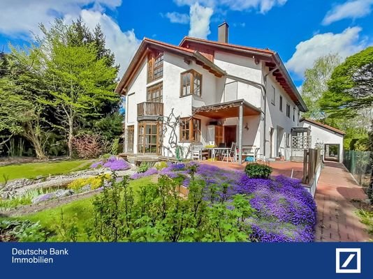 Hausansicht mit Garten