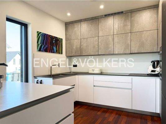 "Leicht"-Einbauküche mit Insel