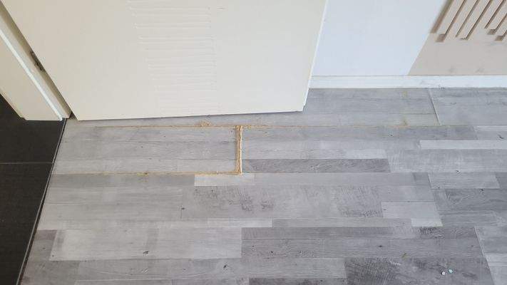 Kinderzimmer Mädchen beschädigter Laminat