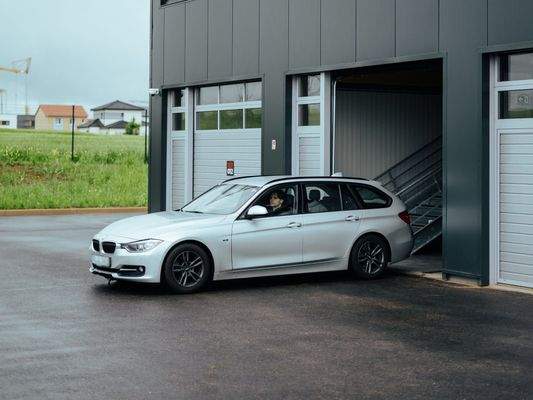 Zwei Eingänge mit Tuere und Tor (8)