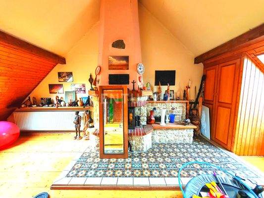 Wundeschöner Kamin mit tollen Fliesen DG