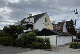 Blick zur Wohnanlage und Garage 