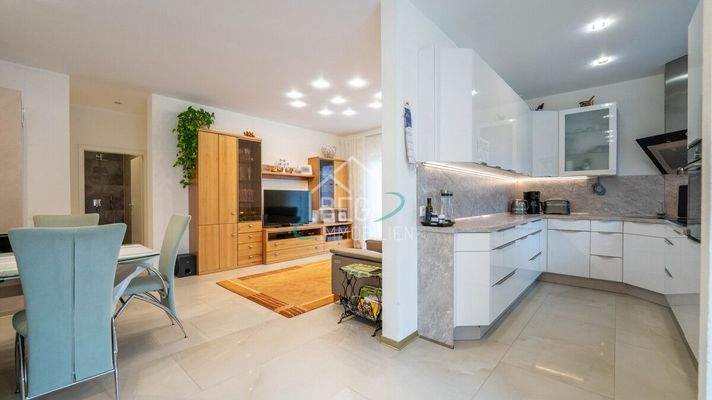 Küche / Wohn- und Esszimmer Wohnung rechts